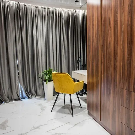 Apartment Designer Panorama: Spacious Terrace & Versatile Sleeping *