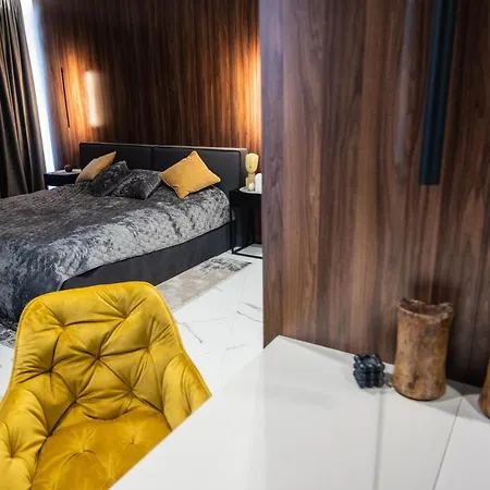 Designer Panorama: Spacious Terrace & Versatile Sleeping Apartment *