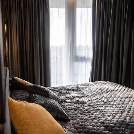 Designer Panorama: Spacious Terrace & Versatile Sleeping * Odesa